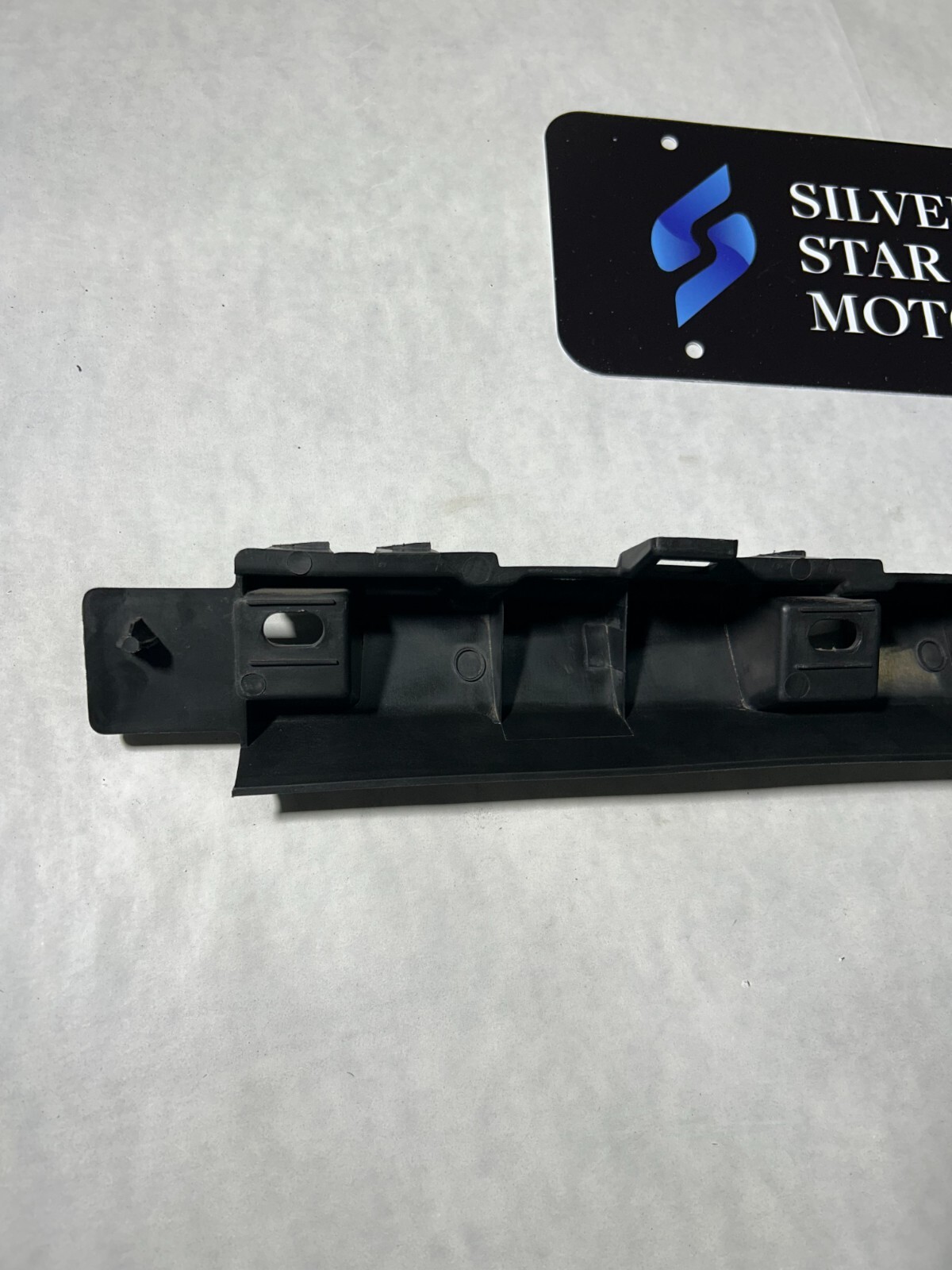 AUDI R8 COUPE OEM LEFT Front SIDE Skirt Rocker Panel Mount Bracket 420853921
