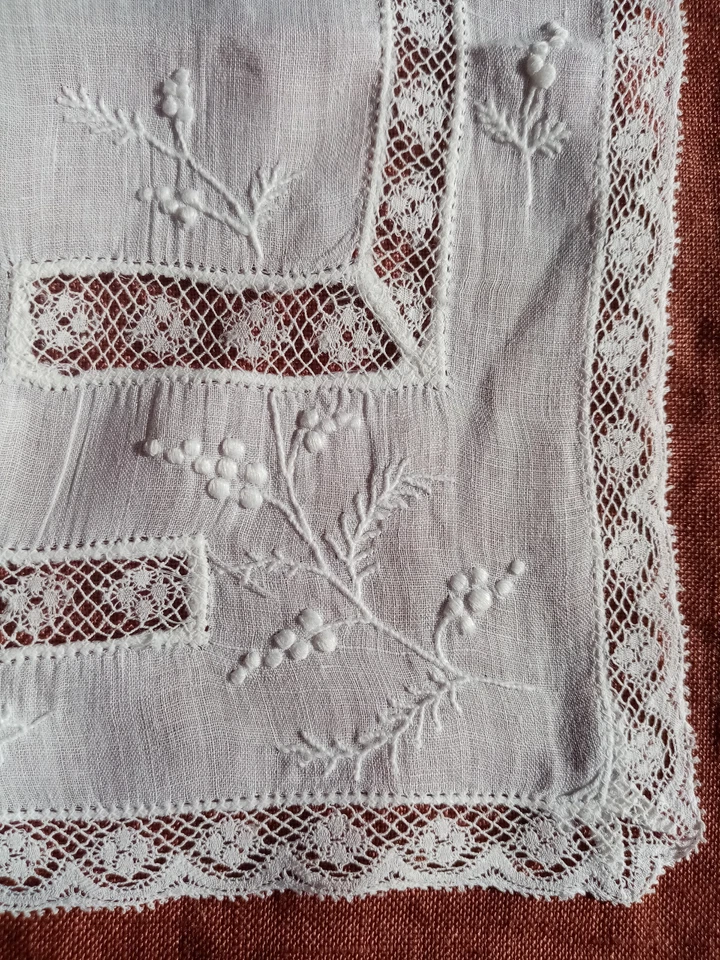 ancien mouchoir en linon brodé et dentelle de tulle, chiffré R M - Photo 3/4