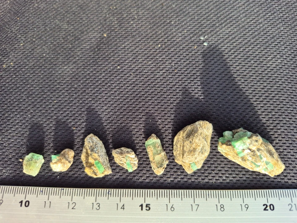 42 Steine: Smaragde auf Schiefer – Fundort: Habachtal, 1990er Jahre – 450 g - Bild 3 von 4