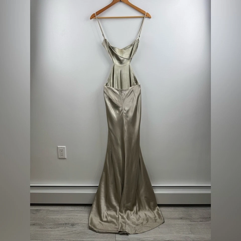 Vestido Sau Lee X Revolve Paula Plateado Talla US 4 Foto 2 de 4