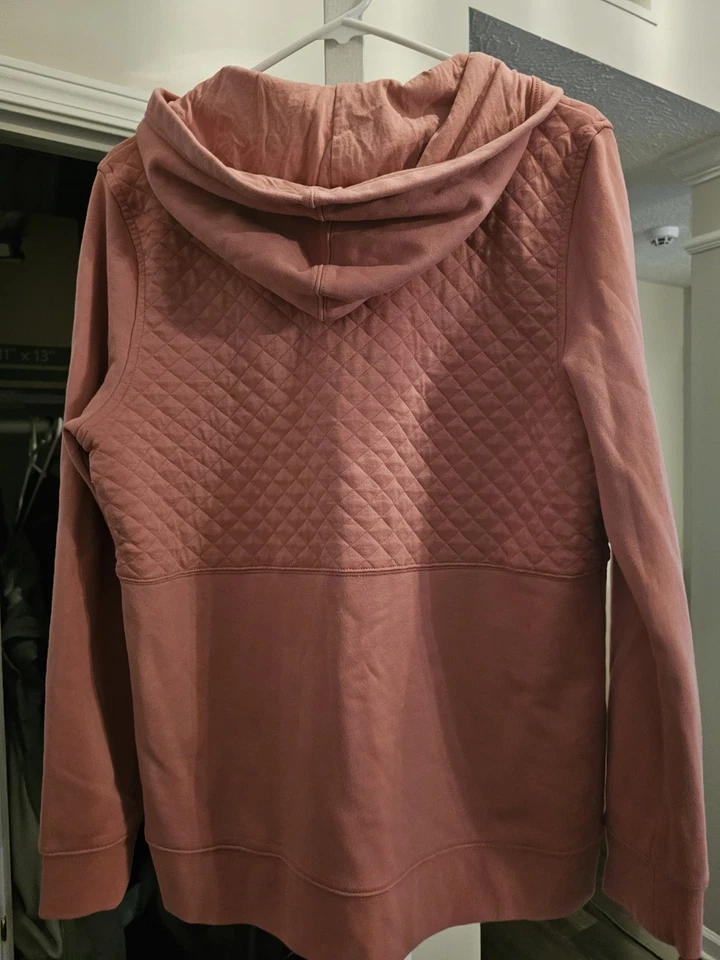 Pullover con capucha acolchada rosa mediana LLBean para mujer Foto 2 de 3