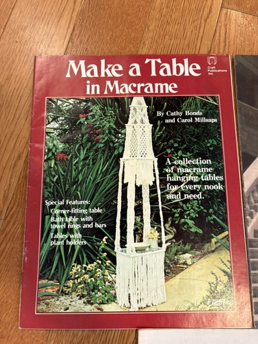 Lote 3 libros vintage con patrón de macramé de los años 70 colgadores de maceta colgantes de pared revistas M5 - Imagen 3 de 6