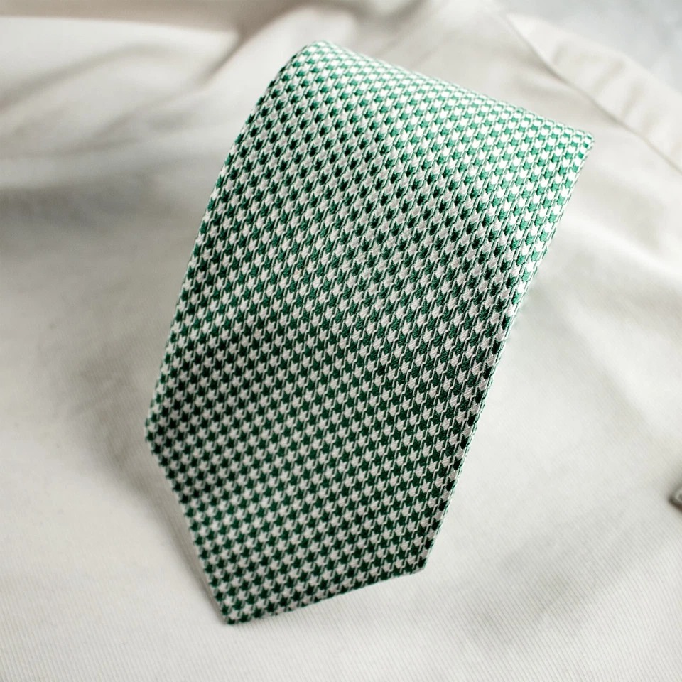 Corbata delgada de seda tejida geométrica verde blanca ROBERT TALBOTT 58,5" L X 3,25" W Foto 2 de 4