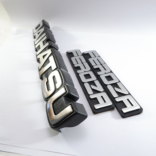 DAIHATSU FEROZA GRILL EMBLEM BADGE STICKER DECAL NEW Set - Picture 7 of 10