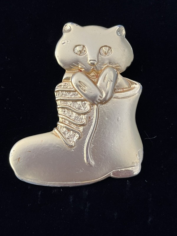 Vintage AJC Cat In Shoe Gold Tone Brooch Pin