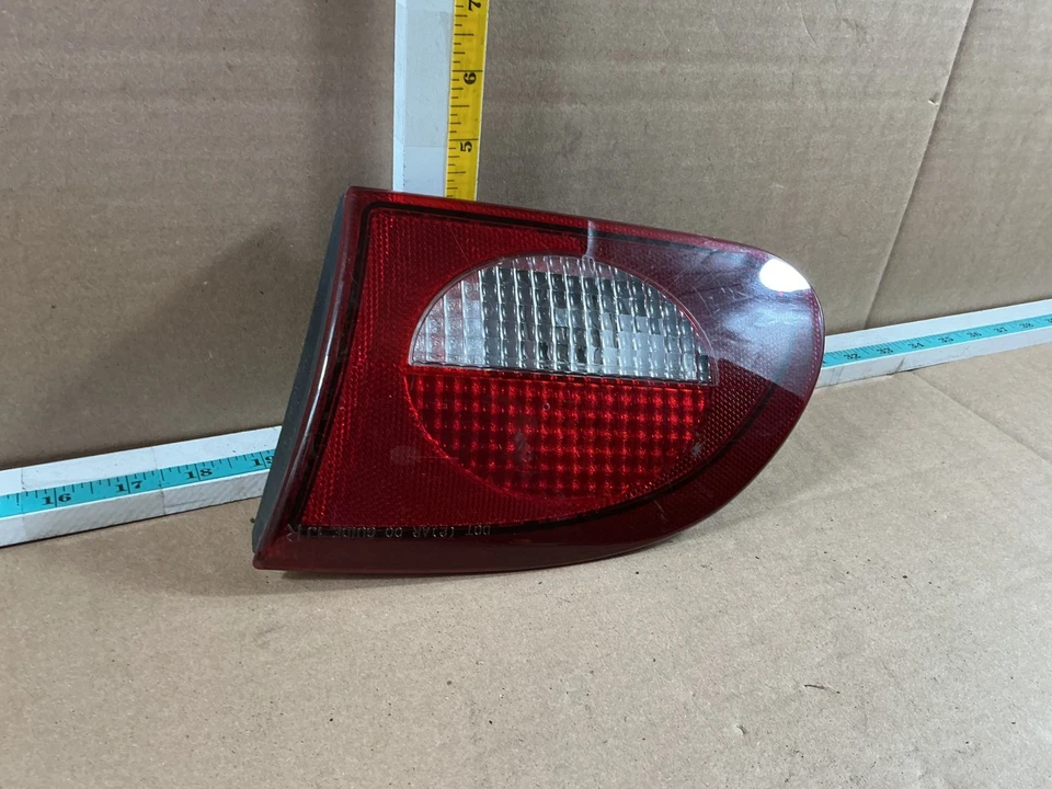Chevrolet Cavalier 2000-2002 luz trasera montada en la tapa del maletero del lado derecho del pasajero Foto 3 de 4