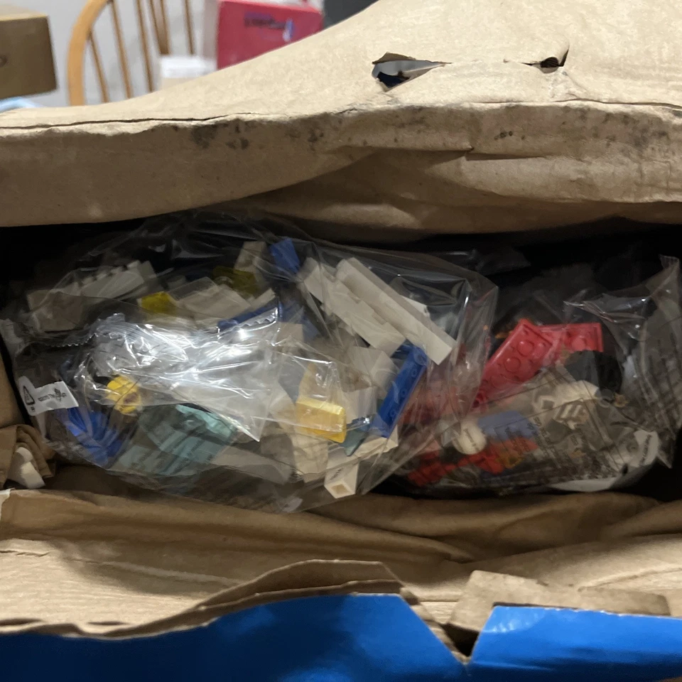 LEGO CITY: Estación de Policía (60141) Caja Abierta Muy Dañada Foto 4 de 4