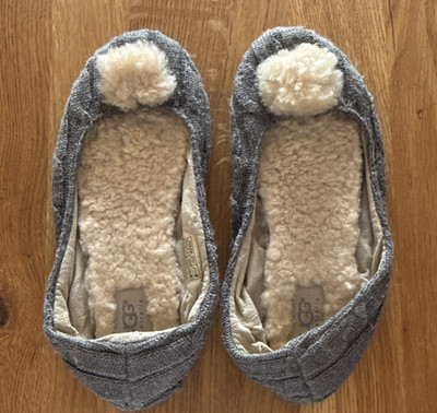UGG Australia Damen Hausschuhe Ballerina grau gefüttert Bommel Slip-On EU 38