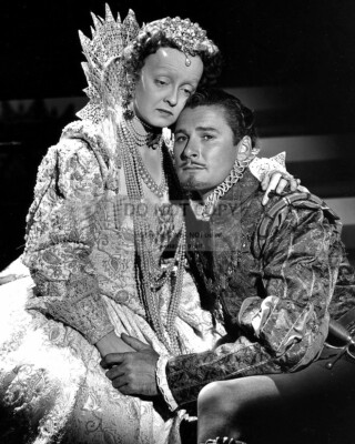 BETTE DAVIS  IN ''THE PRIVATE LIVES OF ELIZABETH AND ESSEX'' - 8X10 PHOTO (ZZ-248)