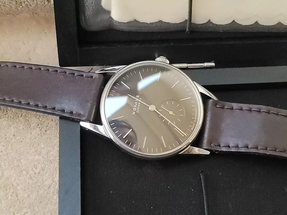 Hermoso fondo de caja de vidrio mecánico de cuerda manual Glashutte Nomos Orion 35 mm alemán Foto 2 de 4