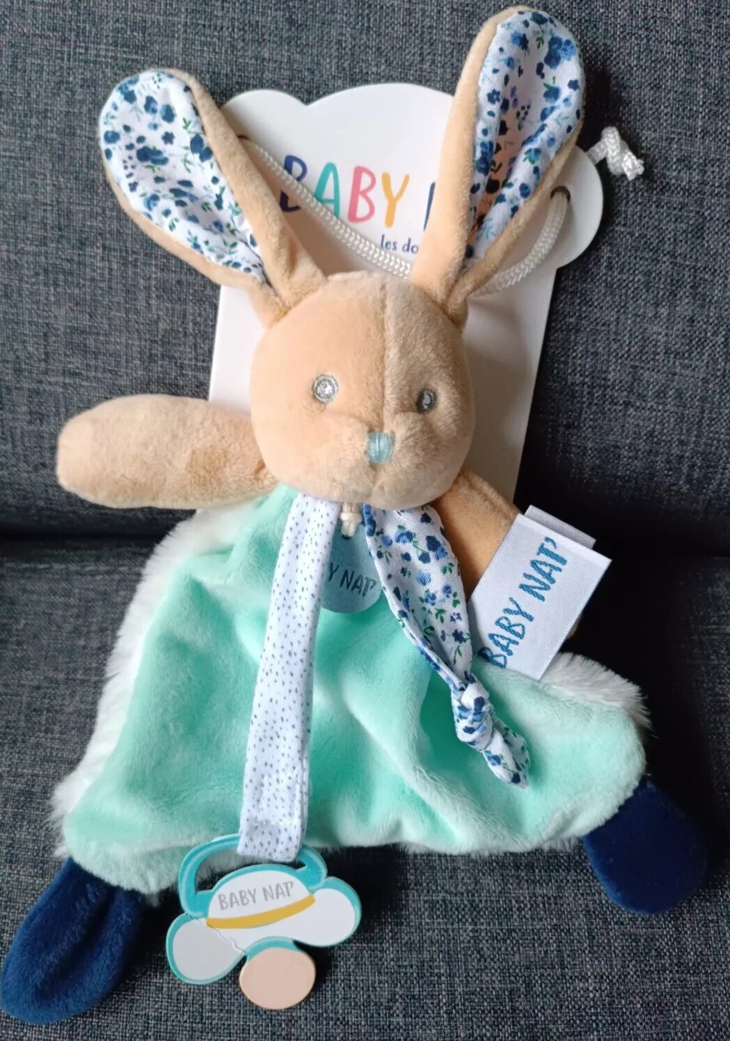 Doudou lapin Poupi Baby Nat marine blanc, le cadeau de naissance idéal