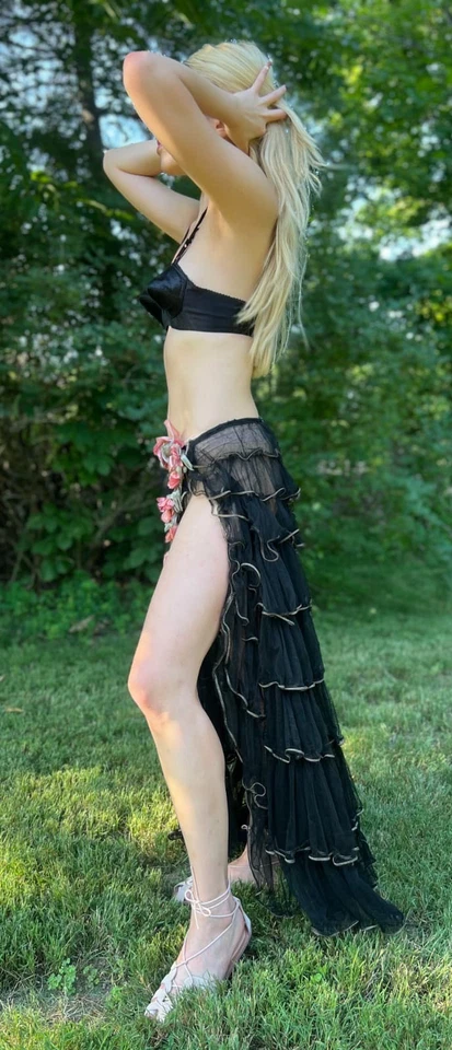 FALDA LARGA EXUBERANTE DE TUL TRANSPARENTE CON VOLANTES AÑOS 20 CON ABERTURA LATERAL RECORTADA FLORAL Foto 2 de 4