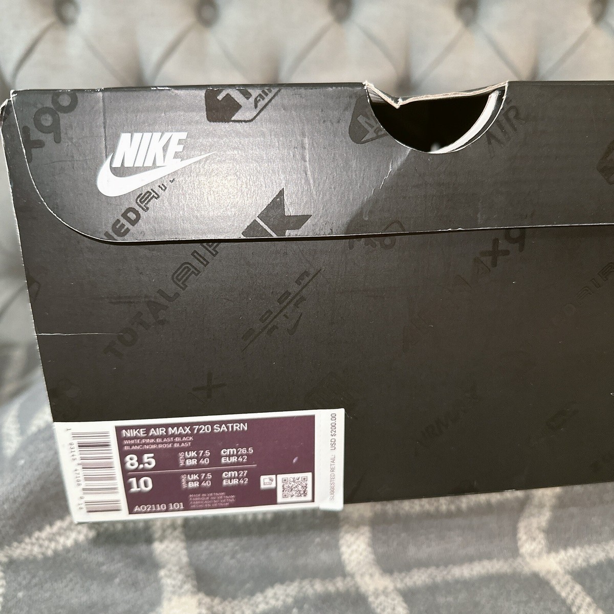 Men’s size 10.5 Nike Air Max 720 Saturn pink, white, black, blue. New in box. Nike Air Max 720 Saturn White for Sale - Authenticity  main image 4