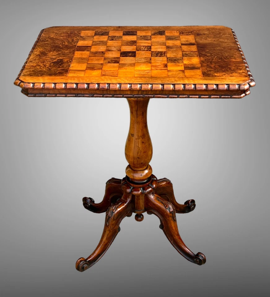 TABLE A JEUX ANCIENNE EN NOYER / DESSUS EN MARQUETERIE MONTÉE SUR PIED TRIPODE - Photo 4/4