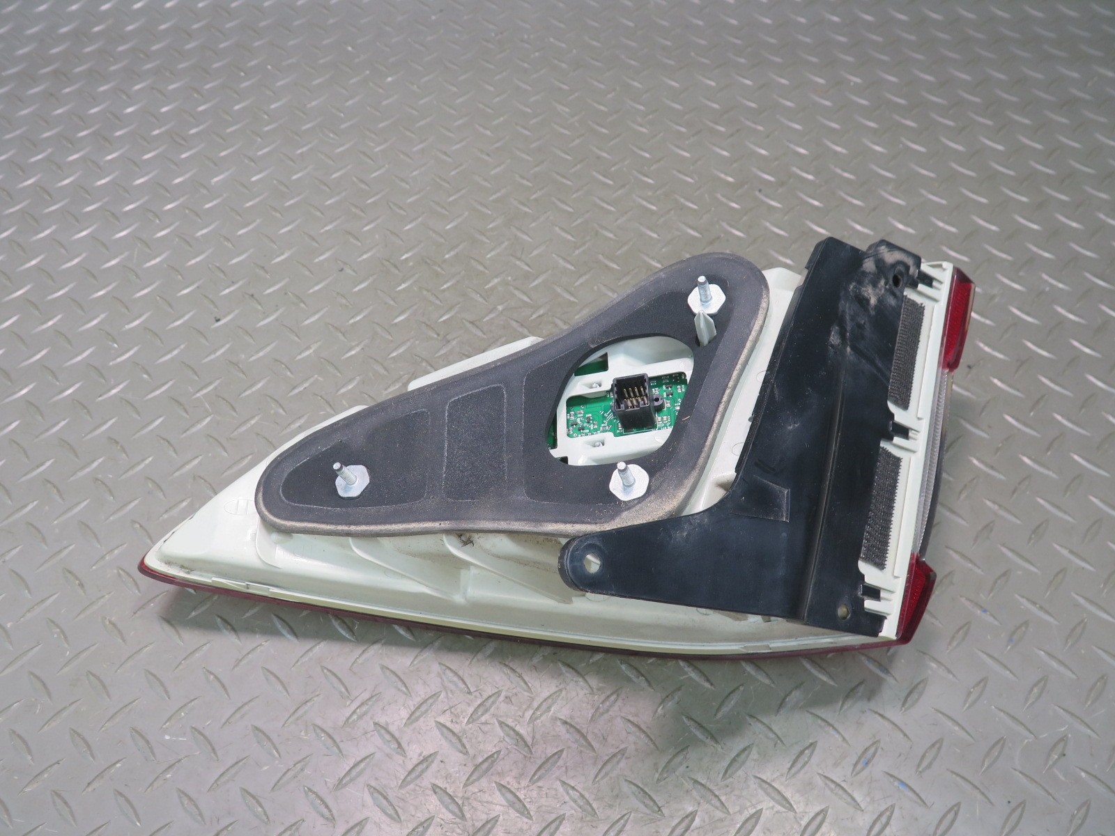 2008-2012 MASERATI GRANTURISMO M145 REAR LEFT OUTER TAIL LIGHT LAMP