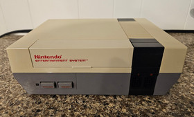 Nintendo NES-001 Console W/ Gray Zapper, Controller & 8 Games LOT