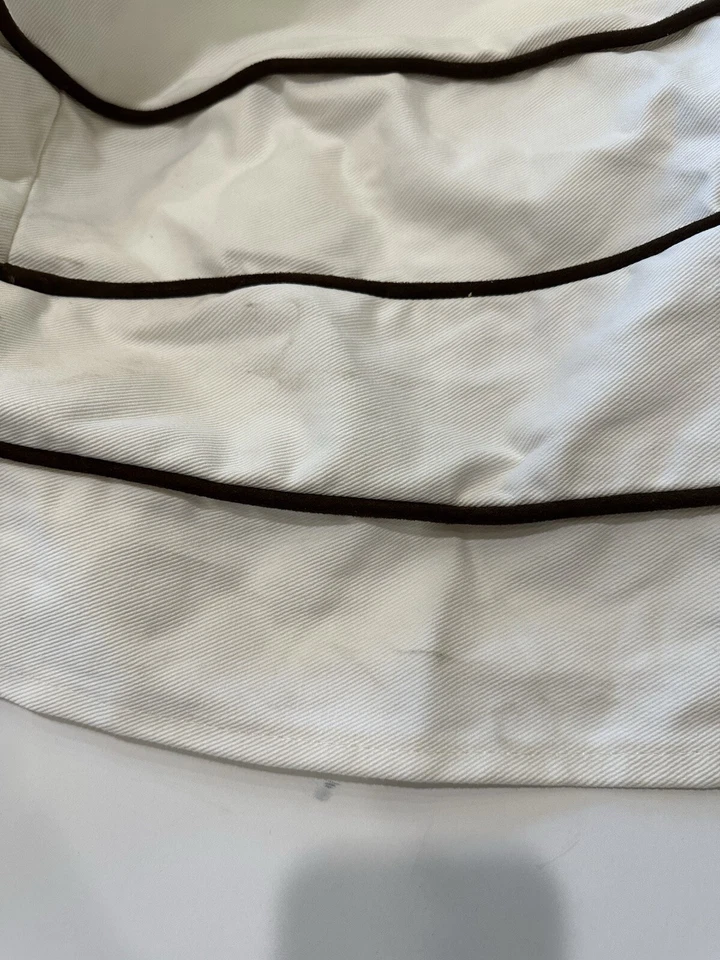 Funda otomana Pottery Barn Savannah ovalada plisada blanca con ribete marrón Foto 2 de 3