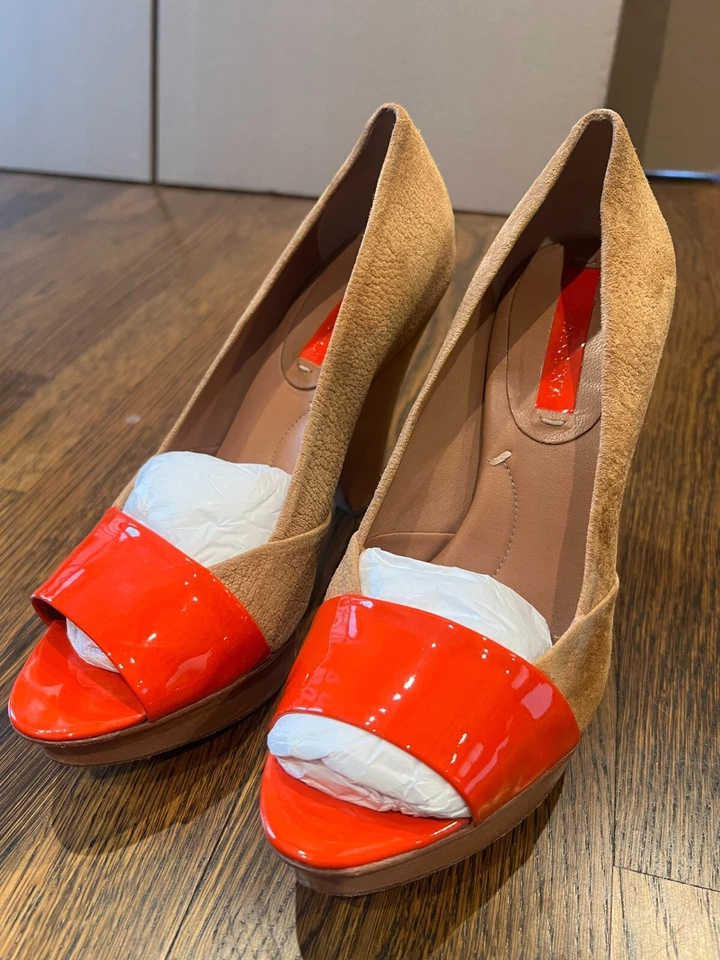 Zapatos de tacón BCBGMAZAZRIA de gamuza tostada y charol naranja con punta abierta talla 7,5 Foto 2 de 4