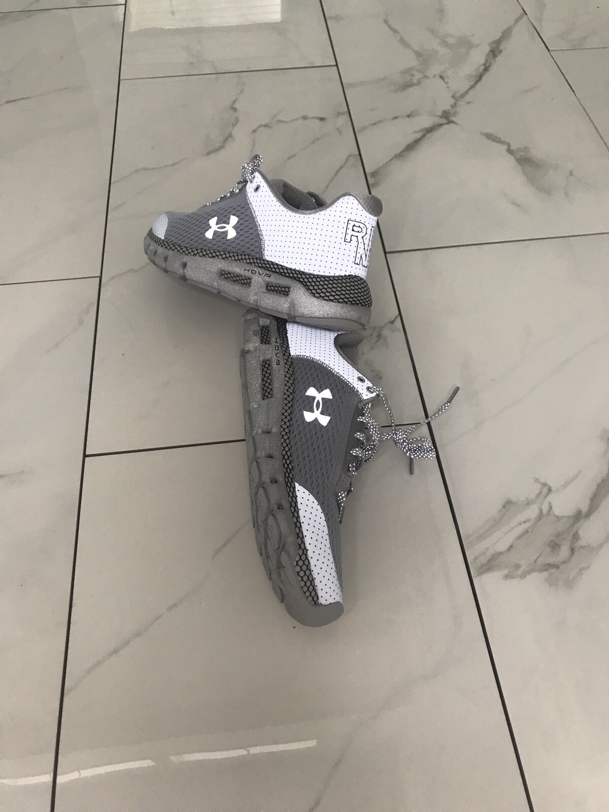 Женские светоотражающие кроссовки UA HOVR Infinite серого цвета, размер 8,5, Новые (3021928)