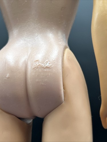 Bambola Barbie vintage anni 60 Mattel bionda taglio a bolla - con costume da bagno zebrato - Foto 8 di 12