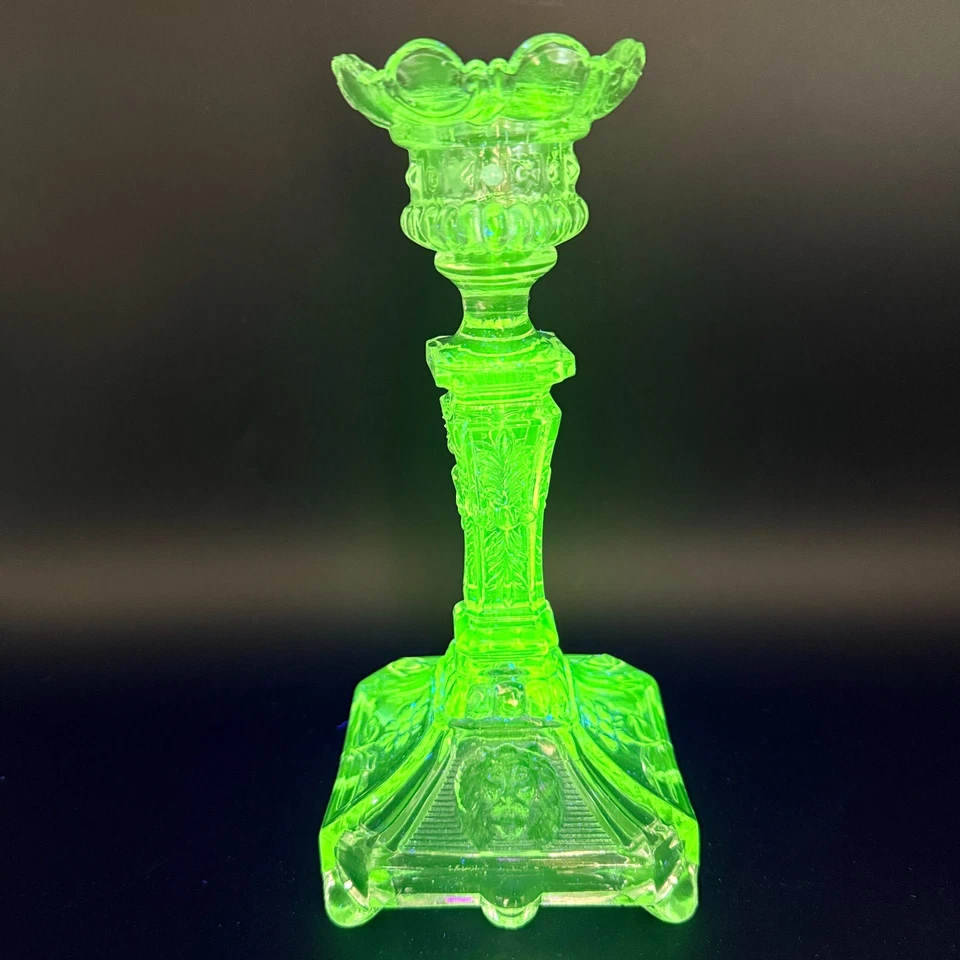 Antik Uranglas Kerzenständer Löwenkopf I Pressglas Fluoreszierend I Vaselineglas - Bild 1 von 4