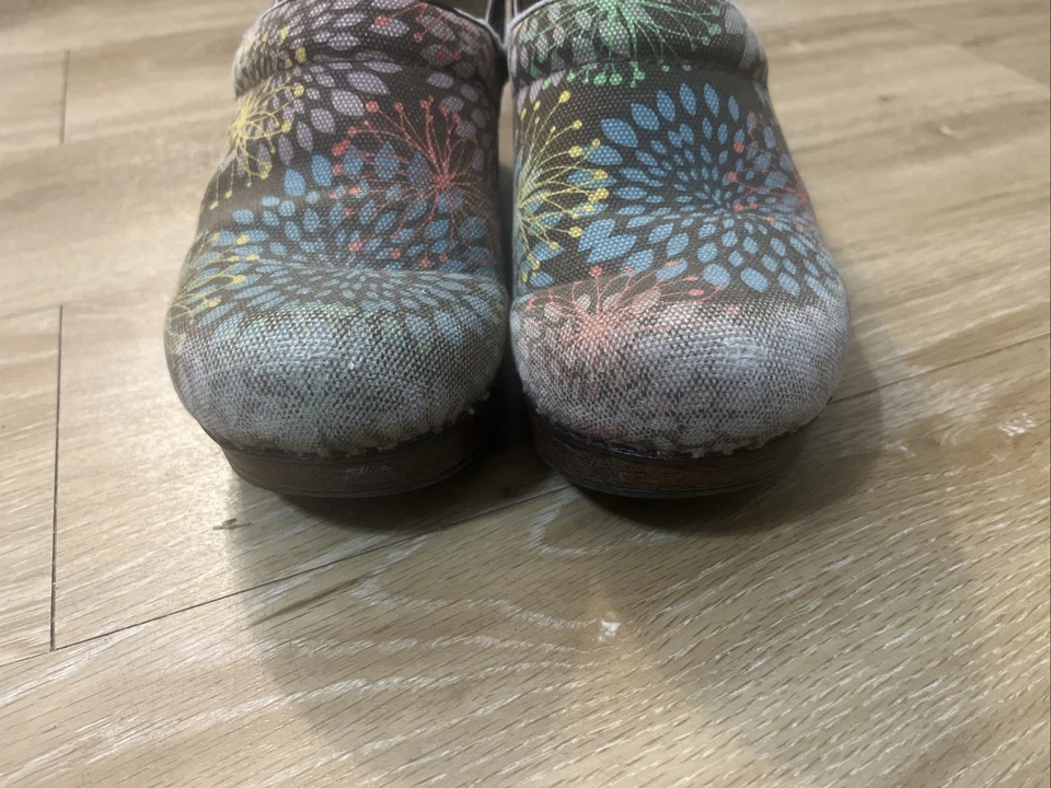 Zuecos veganos Dansko florales explosión de sol florales marrón lona enfermera mulas talla 38 7,5 Foto 3 de 4