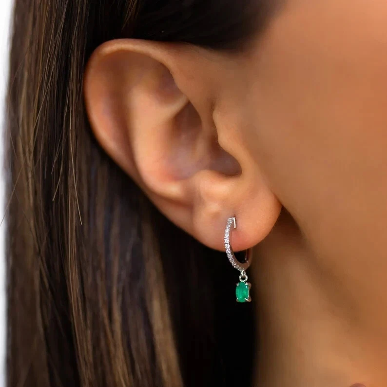 Pendientes colgantes de diamantes y esmeraldas naturales ovalados de 0,70 quilates de oro blanco de 14 k año nuevo Foto 4 de 4