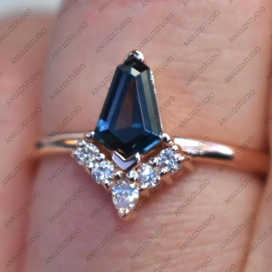 Mini anillo de compromiso hexagonal de diamantes y zafiros azules de plata de ley 925 Foto 2 de 4