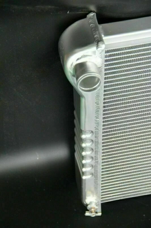 RADIADOR DE ALUMINIO ESTAMPADO KKS161 3 FILAS APTO PARA PONTIAC BUICK MUCHOS COCHES GM 28" CON NÚCLEO Foto 2 de 4