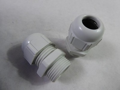 2 Stück hellgrau Polyamid SKINTOP Kabelverschraubung PG13,5 IP68 NEU