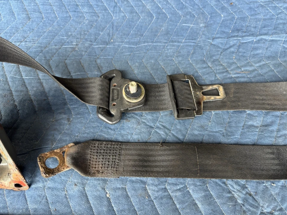 1986 - 1993 年沃尔沃 240 244 245 司机左前座安全带收回器 1388215 #4842E — 第 3/4 张图片