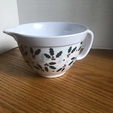 Stonewall Kitchen Holly Berry Snowflake 2 Qt Melamine Batter Mixing Bowl Pour