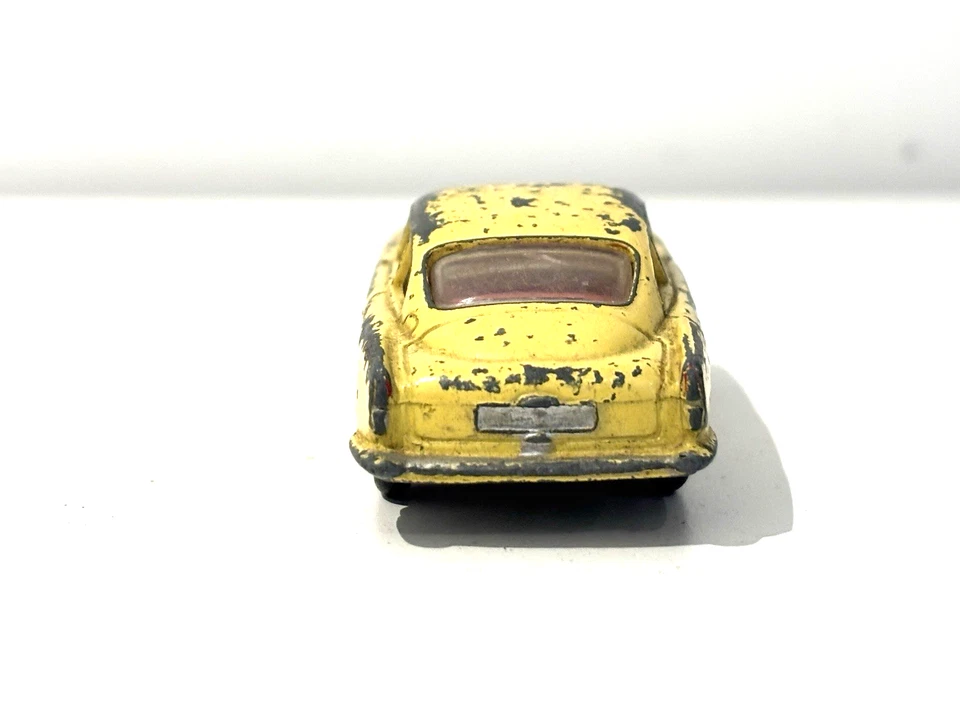 1960 Muy temprano 1,43 CORGI ASTON MARTIN DB4 AMARILLO 214 bujes giratorios diecast A1 Foto 4 de 4