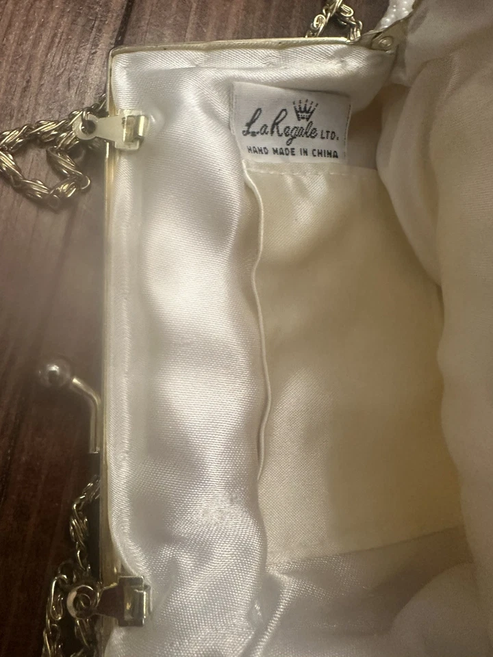 Bolso de Noche Estilo Vintage con Cuentas Forma de Concha Bolso sin asas Blanco con Cadena Dorada Foto 3 de 3