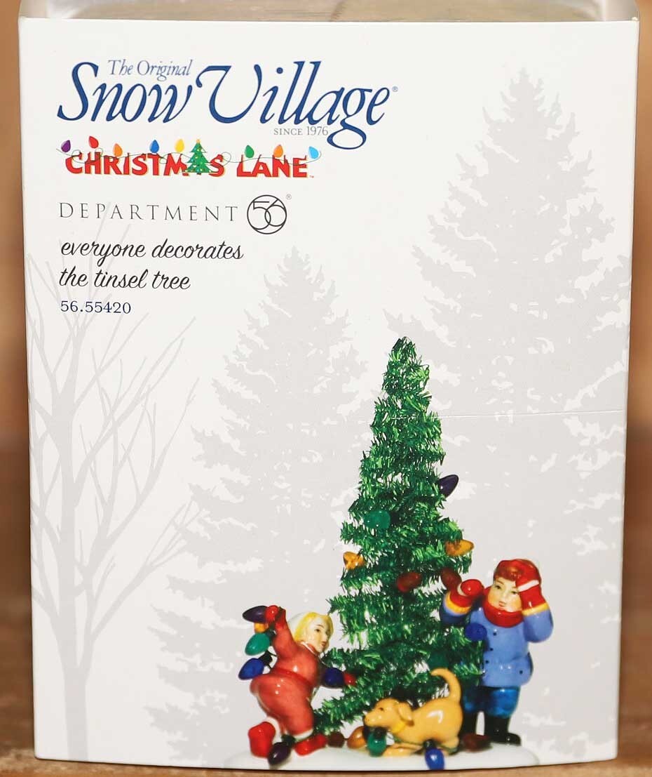DEPT 56 CHRISTMAS LANE EVERYONE DECORATES THE TINSEL TREE 55420 SNOW