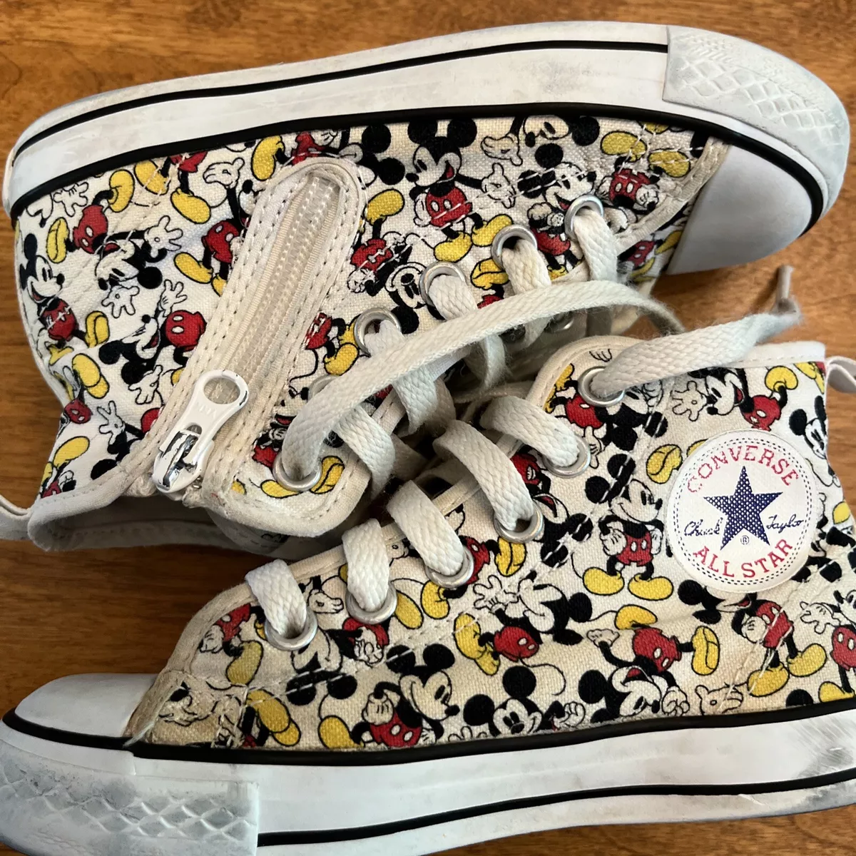 Fortolke Onkel eller Mister Syd Childrens Converse Hightops Mickey Mouse size 11 White Zippered Disney |  eBay