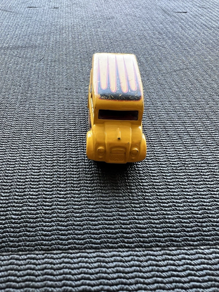 Camión de reparto de lácteos amarillo negro Hot Wheels Lou’s Speedy So Cal estuche “Mr Big” Foto 2 de 4