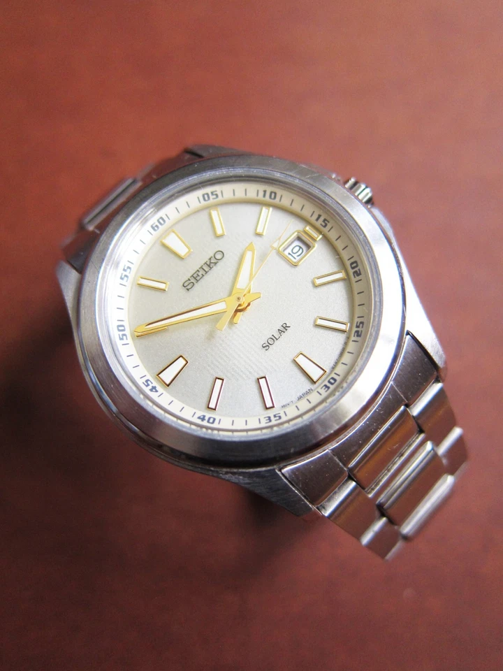 Reloj para hombre SEIKO V147-0AR0 solar de acero inoxidable con esfera champán (JDM) Foto 2 de 4