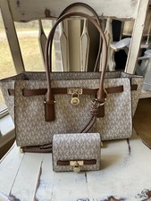 Set borsa e portafoglio Michael Kors Hamilton con stampa logo vaniglia/ghianda