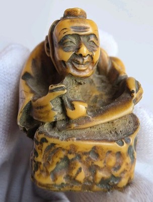 Vintage Japanese Netsuke Faux Ivory Resin Figure Man at Mortar Hand Carved 36mm