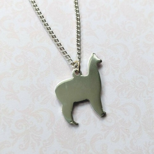 Alpaca Llama St Justin Pewter Pendant Necklace in Gift Box UK Made PN990 - Afbeelding 1 van 3