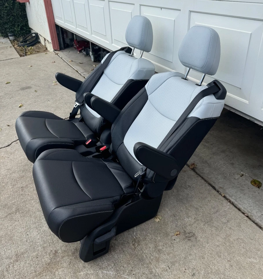 Toyota Sienna 2025 asientos 7 pasajeros segunda fila cuero 2 tonos negro/blanco Foto 4 de 4