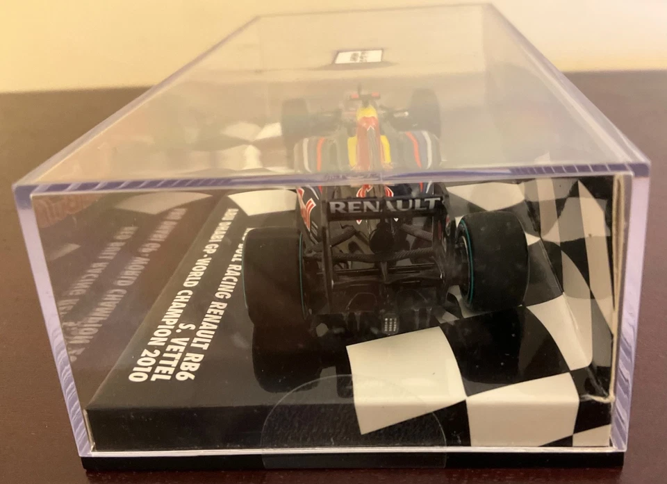 Minichamps 1:43 Red Bull Renault RB6 #5 Vettel 2010 Abu Dhabi GP Winner 1st WDC - Image 4 of 4