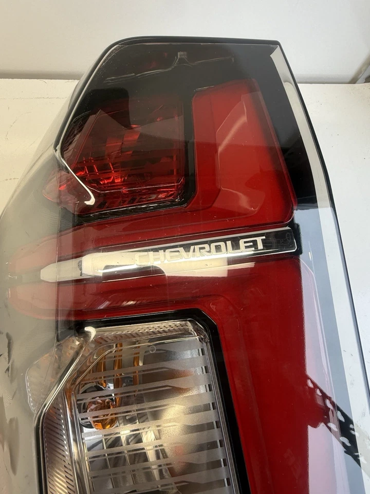 Luz trasera izquierda conductor LED OEM 85618751 2021 2022 2023 2024 Chevy Tahoe Suburban Foto 2 de 4