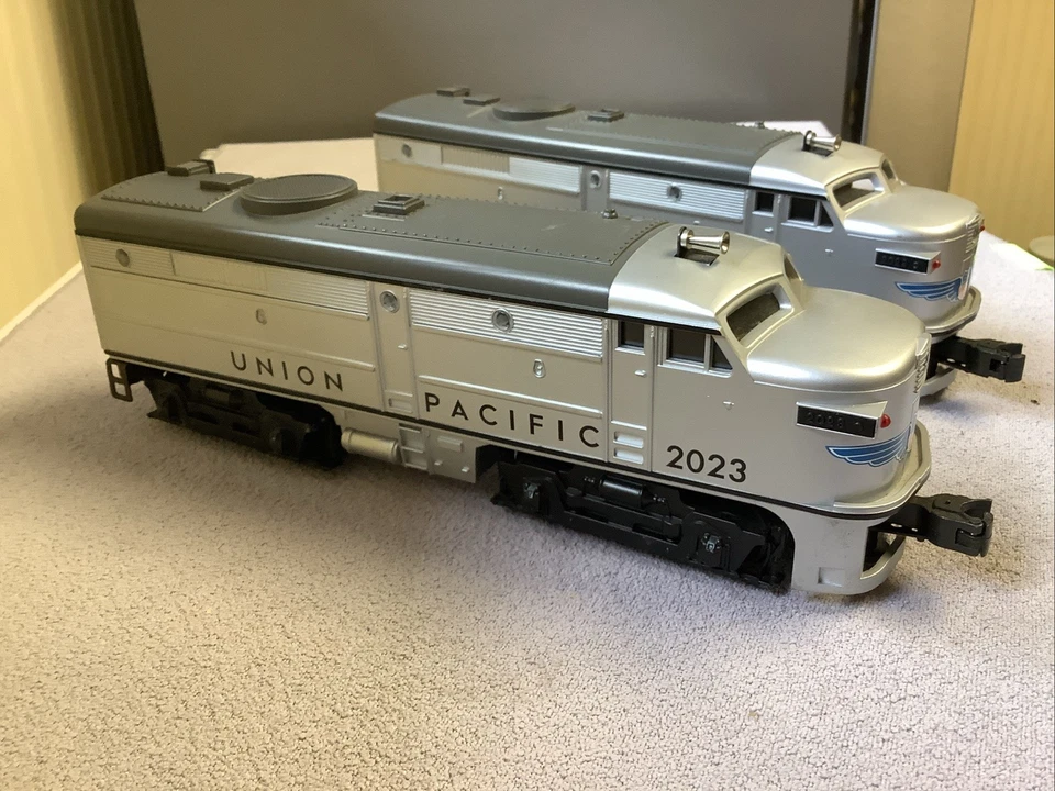 Williams Union Pacific (Silver) #2023 Alco AA Diesel Engine Set w/ True Blast 2 - Image 2 of 4
