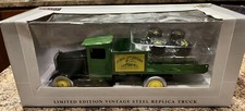 Réplica de camión de acero SpecCast edición limitada de colección, John Deere con barriles de aceite en caja