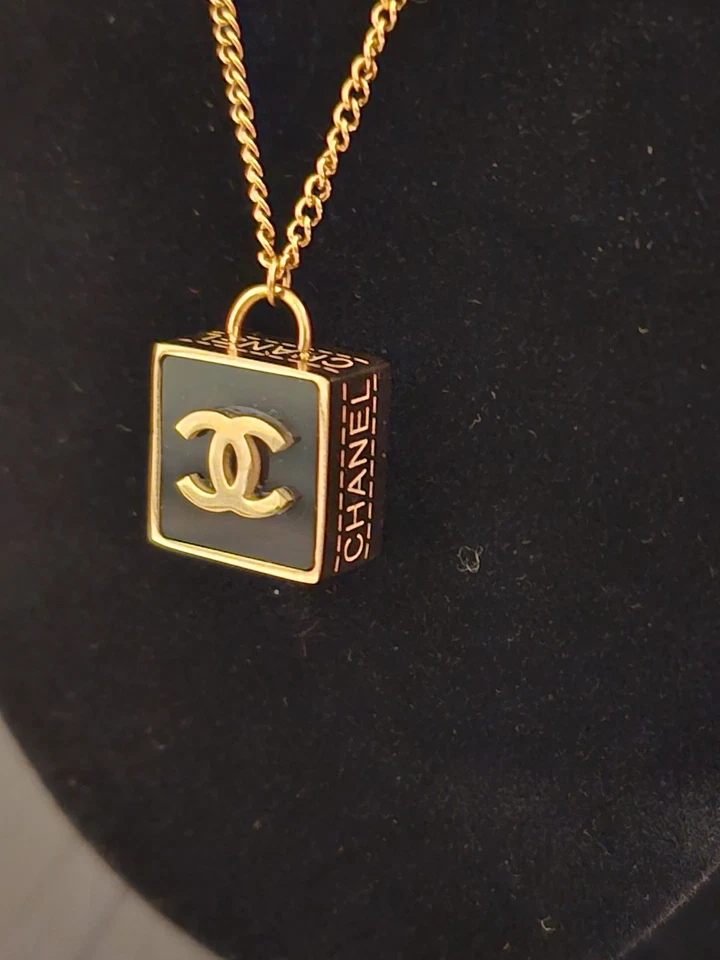 Chanel Anhänger Mit Kette