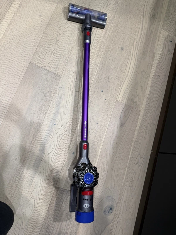 Dyson V8 Animal cordless stick vacuum SV10