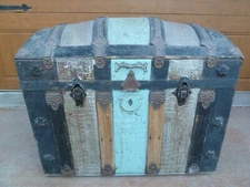 ANTIQUE 1880s STEAMER TRUNK Domed Top Treasure Chest Alligator Pattern Oak / Tin