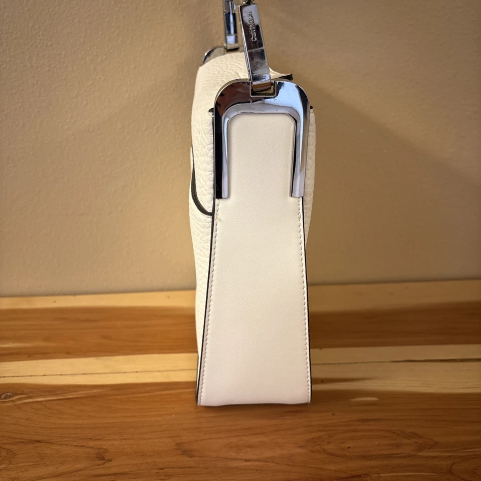 Bolsa tiracolo Calvin Klein Fay pequena ajustável em couro sintético branco seixo - Imagem 3 de 4